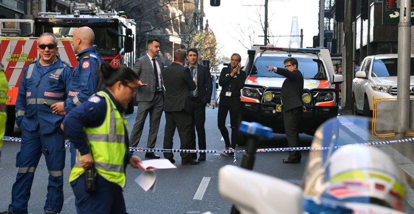 Napadač nožem u Sydneyju nije terorist, tvrdi policija. Vikao je: "Allahu Akbar"